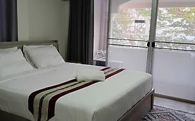 Beachfront Hotel Cha Am